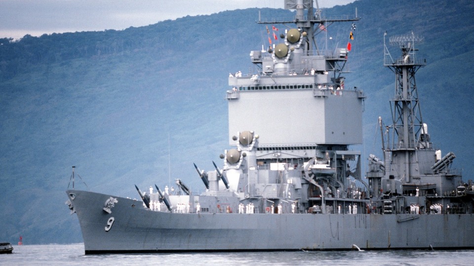 USS Long Beach vplouvá do zátoky Subic Bay na Filipínách.